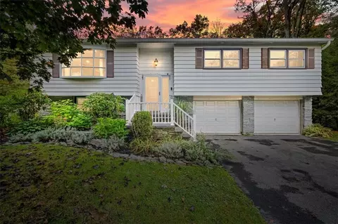 1 Pine Ter, Lloyd, NY 12528