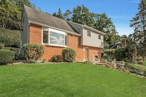 152 Commerce St, Mount Pleasant, NY 10532