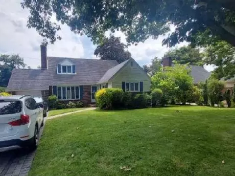90 Amherst St, Garden City, NY 11530