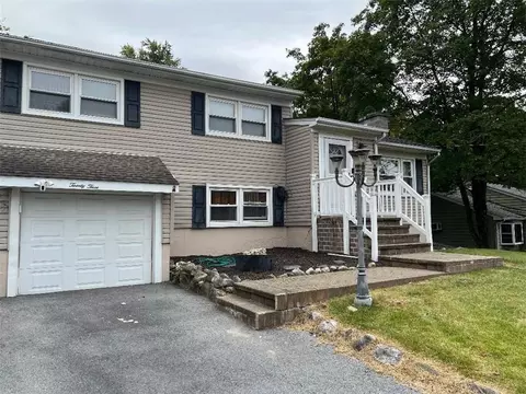 23 Oriole Dr, Poughkeepsie, NY 12601