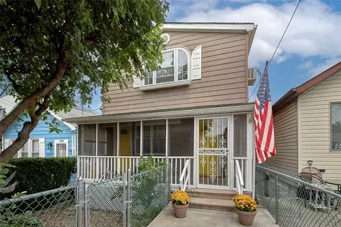 3239 Lucerne St, New York, NY 10465