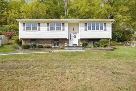 45 Park Hill Dr, Hopewell Junction, NY 12533