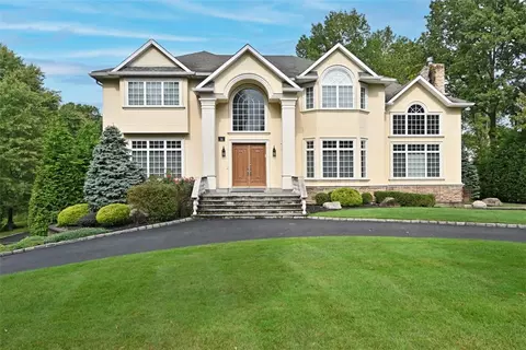 31 Concord Dr, Ramapo, NY 10952