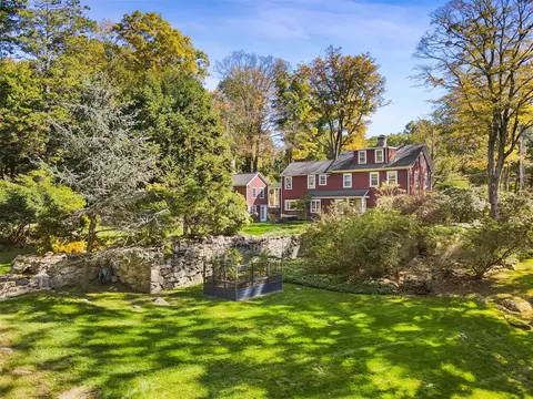 66 Eastwoods Rd, Pound Ridge, NY 10576