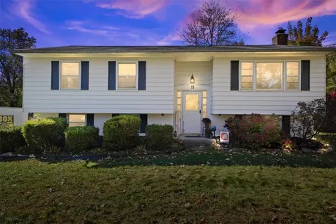 15 Morningside Dr, Wallkill, NY 10941