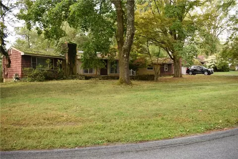 11 Tree Top Ln, Poughkeepsie, NY 12603