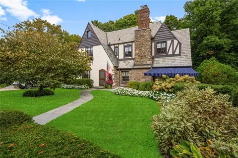 7 Glen Eagles Dr, Larchmont, NY 10538