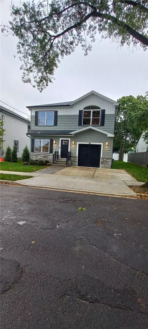 186 Lexington Ave, Franklin Square, NY 11010