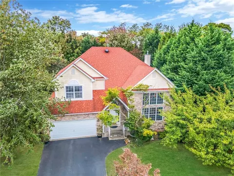 26 Blueberry Ridge Dr, Holtsville, NY 11742