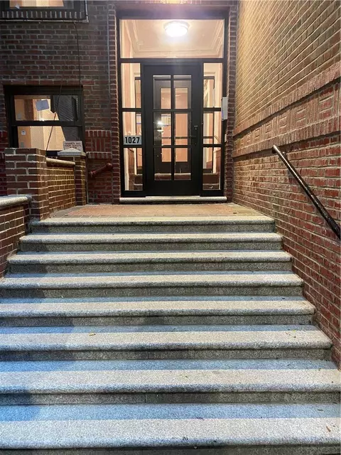 1027 Leggett Ave #1D, New York, NY 10452