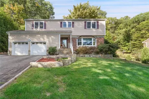 44 Astor Dr, Mahopac, NY 10541