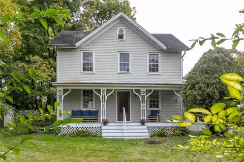 11 Jones St, Rhinebeck, NY 12572