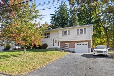 7 Charles St, Clarkstown, NY 10954