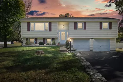 33 Ona Ln, New Windsor, NY 12553