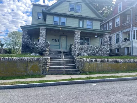 13 Maple St, Walden, NY 12586
