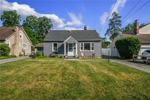 8 Sherwood Pl, Hyde Park, NY 12538