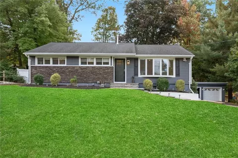 17 Fernwood Dr, Clarkstown, NY 10956