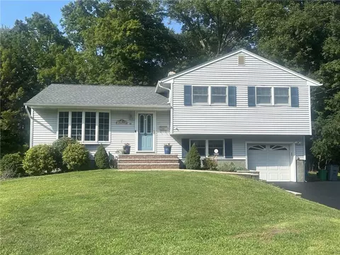 33 Marcia Ln, Clarkstown, NY 10956