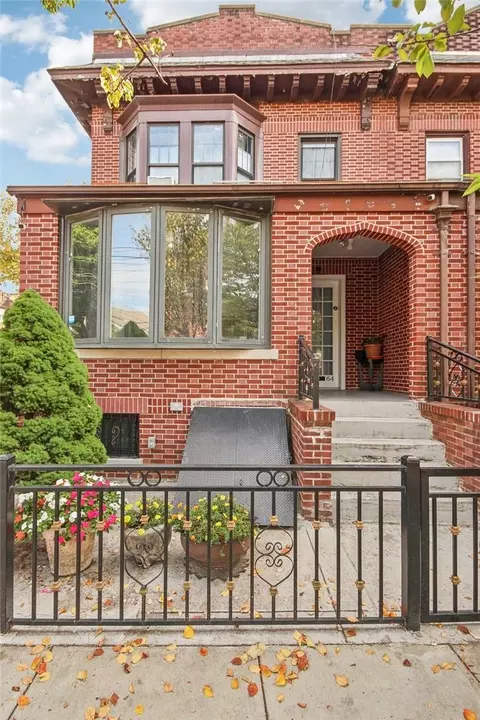 8464 86th Ave, New York, NY 11421