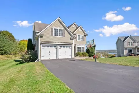 5 Summit Dr, Marlboro, NY 12542