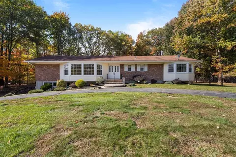 3 Dixwell Rd, Clarkstown, NY 10956