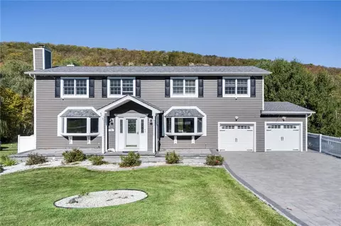 73 Washington Dr, Woodbury, NY 10930