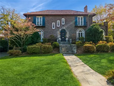 160 Townsend Ave, Pelham, NY 10803