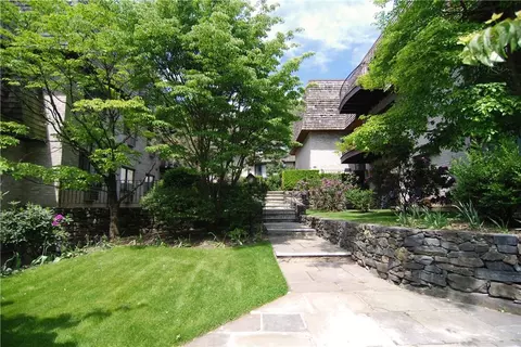 555 Central Park Ave #105, Greenburgh, NY 10583