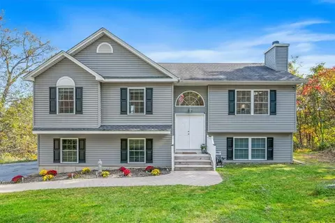 172 Schoolhouse Rd, Mount Hope, NY 10940