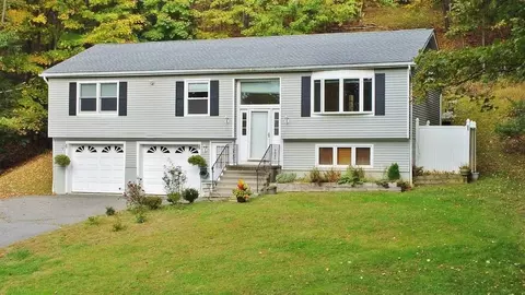 32 Woodbine Dr, Mahopac, NY 10541