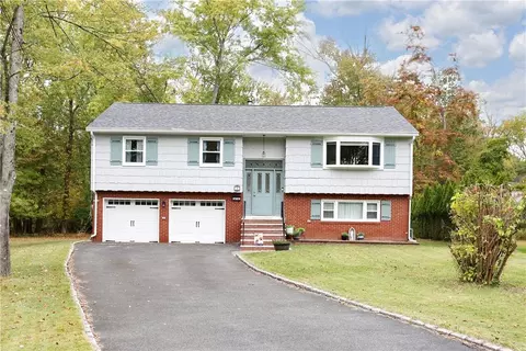 4 Yorktown Ct, Orangetown, NY 10983