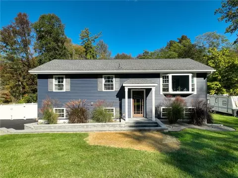 45 Roosevelt Rd, Hyde Park, NY 12538