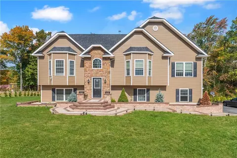 49 Swan Holw, New Windsor, NY 12553