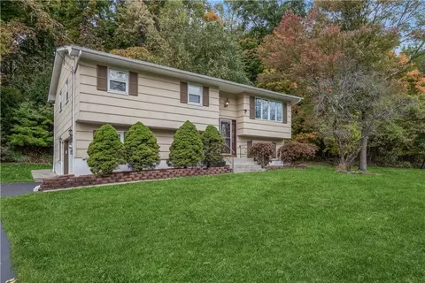 30 Great Oaks Dr, Clarkstown, NY 10956