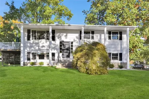 2 Beechwood Dr, Clarkstown, NY 10920