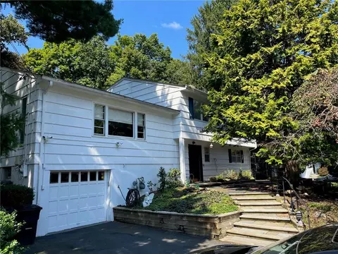 59 Quake Ln, Orangetown, NY 10965