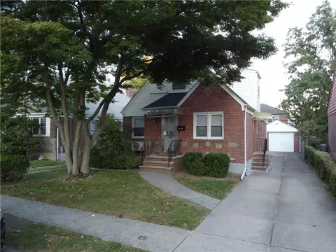 6719 166th St, New York, NY 11365