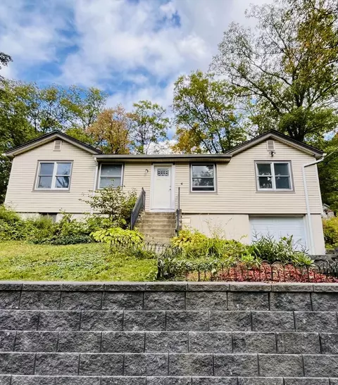 4 Northside Ln, Greenwood Lake, NY 10925