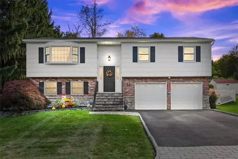 59 Keats Dr, New Windsor, NY 12553