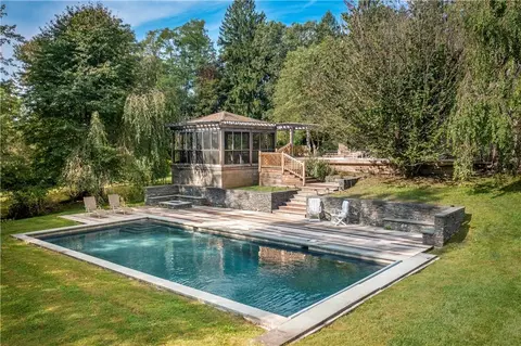 9 Strawberry Hill Rd, Pawling, NY 12564