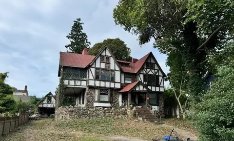 181 Farragut Cir, New Rochelle, NY 10801