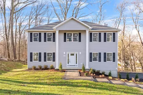 13 E Hill Rd, Cortlandt, NY 10567