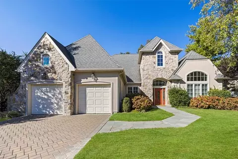 22 Stony Gate Oval, New Rochelle, NY 10804