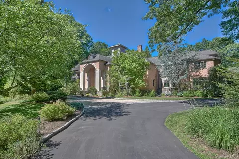301 Whippoorwill Rd, New Castle, NY 10514