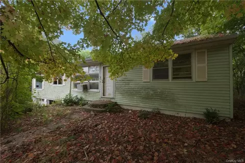 452 Vineyard Ave, Lloyd, NY 12528