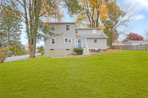 32 Crest Dr, Yorktown Heights, NY 10598