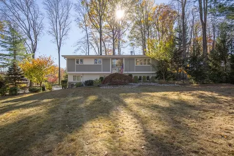 1 Aspen Ln, Clarkstown, NY 10956