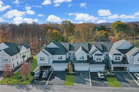 31 Lindentree Ln, Wallkill, NY 10940
