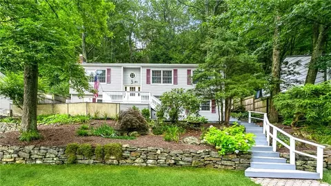 93 Beverly Rd, Mount Kisco, NY 10549