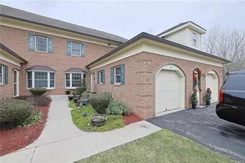98 Brookview Ln, Newburgh, NY 12550